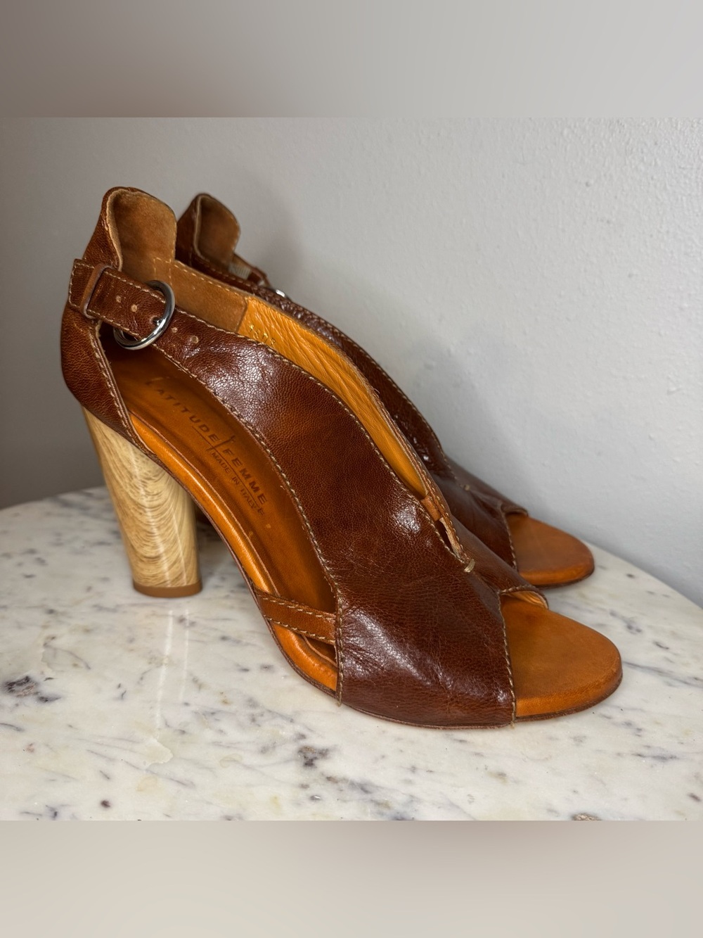 Latitude Femme Sandals Size 39/ US 8.5
Made in Italy Leather heels shoes
